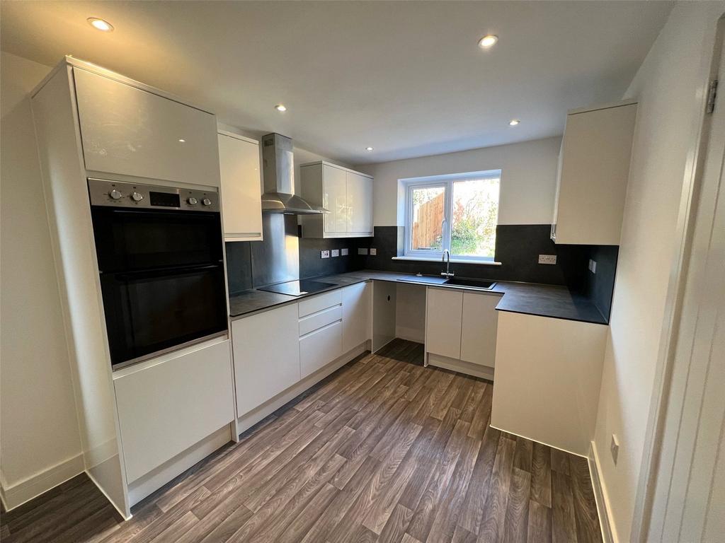 Insley Gardens, Hucclecote... 3 bed detached house £1,250 pcm (£288 pw)