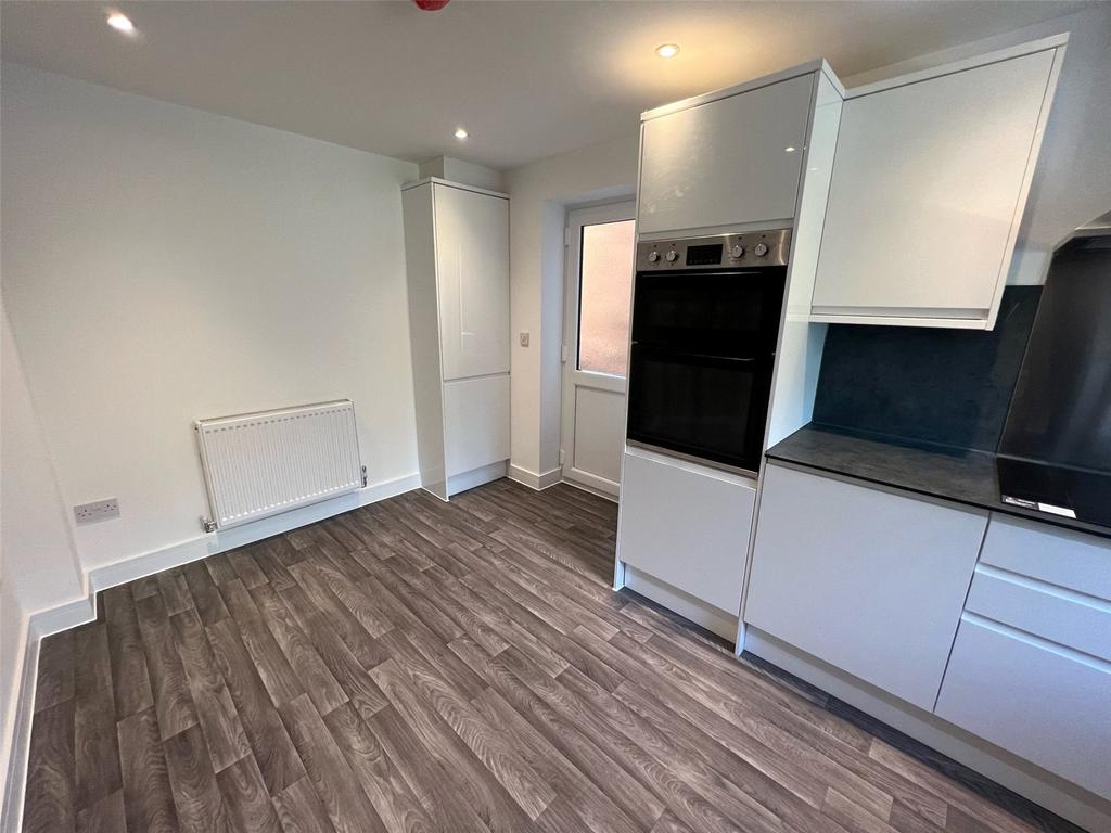 Insley Gardens, Hucclecote... 3 bed detached house £1,250 pcm (£288 pw)