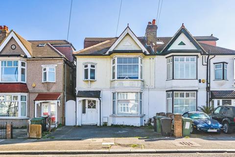 53b Thornsbeach Road, London, SE6 1DZ