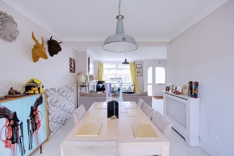 10 Westlyn Close, Rainham, RM13 9JP