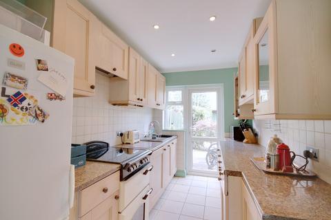 10 Westlyn Close, Rainham, RM13 9JP