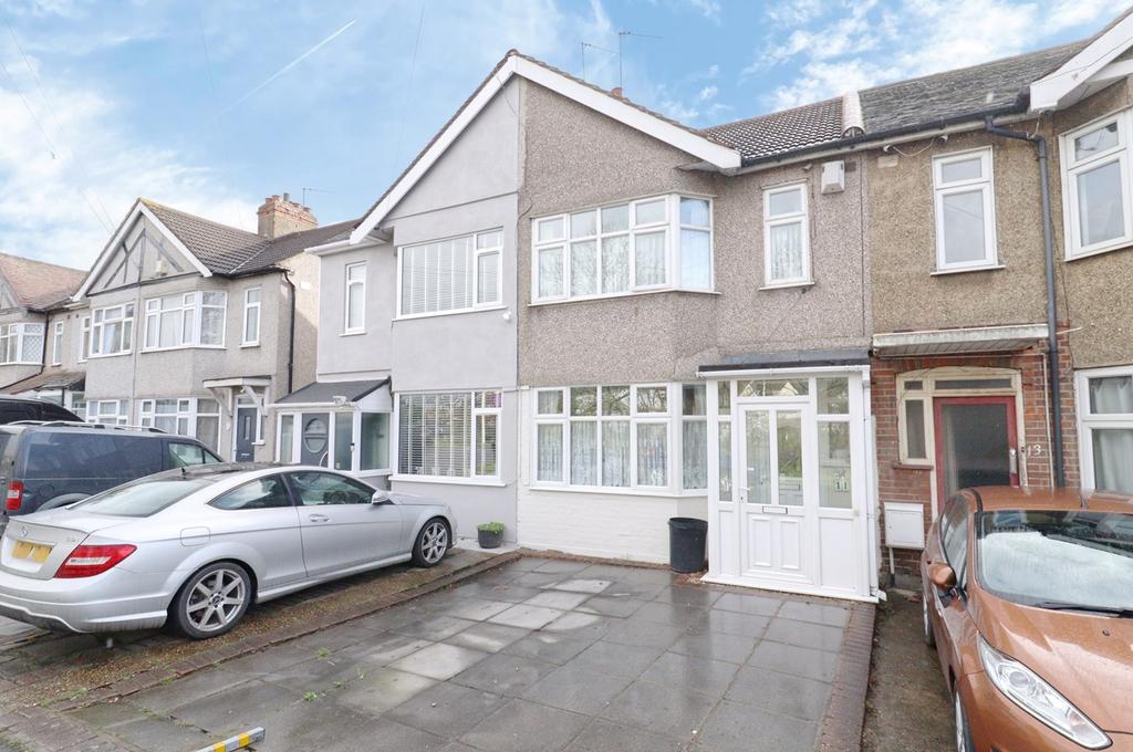 Wentworth Way, Rainham RM13 3 bed terraced house for sale £375,000