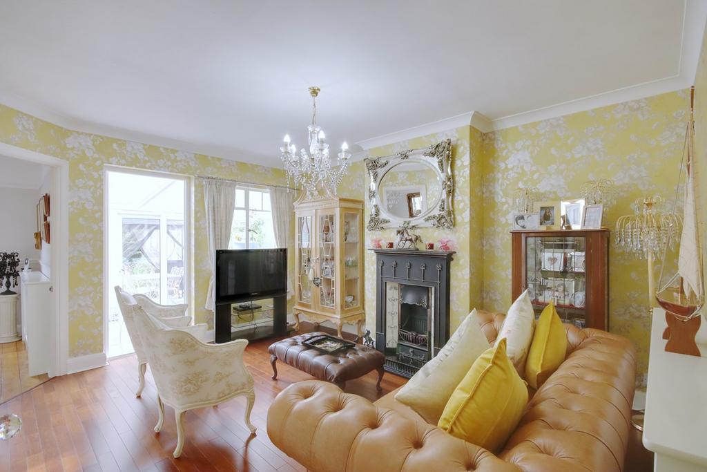 Chelmsford Drive, Upminster RM14 2 bed semidetached bungalow £450,000