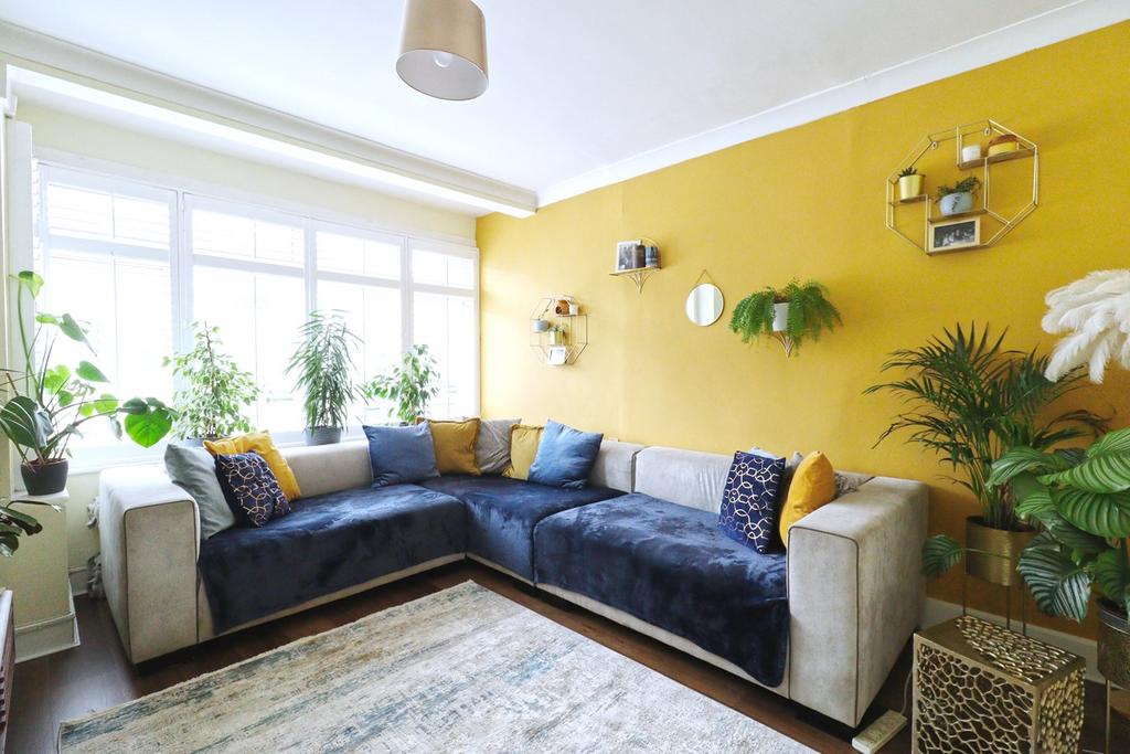 Ellis Avenue, Rainham RM13 3 bed terraced house £400,000