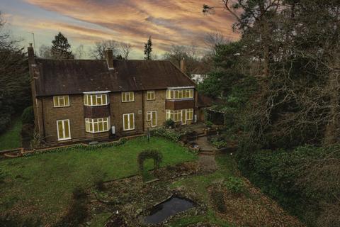 16 Carbone Hill, Northaw, Potters Bar, EN6 4PL