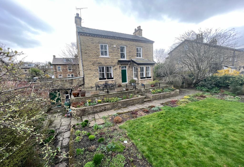Moorhead Terrace, Moorhead, Shipley, West Yorkshire 4 bed detached