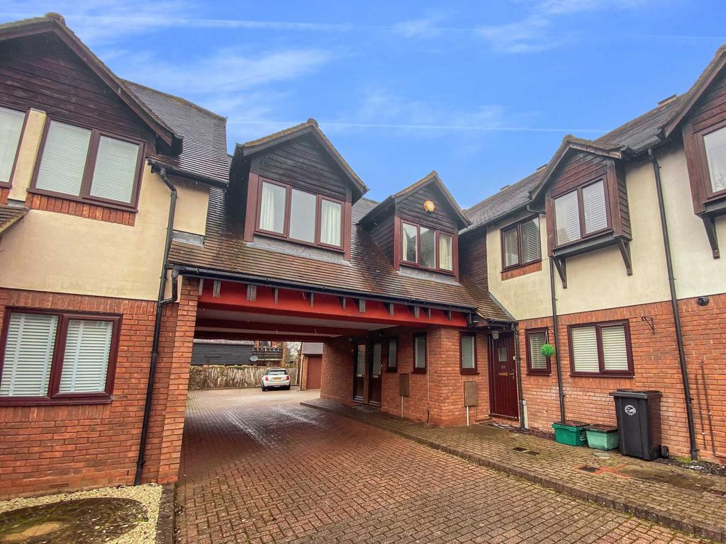 Jasmine Crescent, Princes Risborough HP27 3 bed terraced house £1,450 pcm (£335 pw)