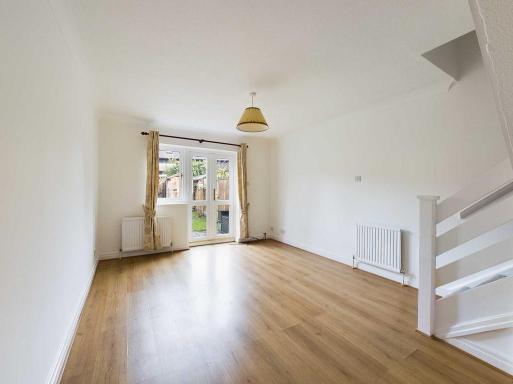 Jasmine Crescent, Princes Risborough HP27 3 bed terraced house £1,450 pcm (£335 pw)