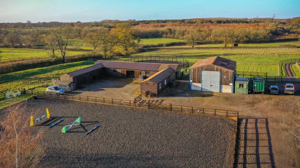 Preston Road, Buckingham MK18 3 bed equestrian property £750,000