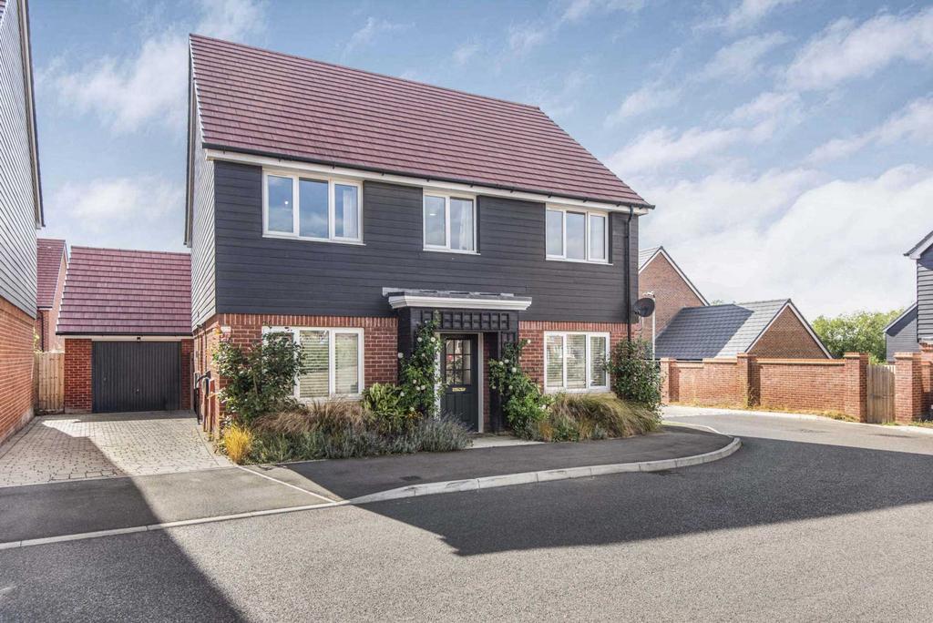 Pilmore Meadow, Chinnor OX39 4 bed detached house £700,000