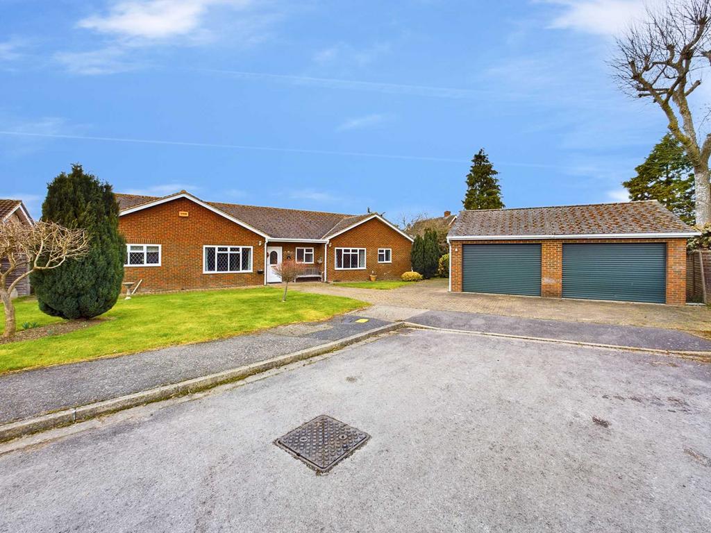 Dovecote Close, Princes Risborough HP27 4 bed detached bungalow for