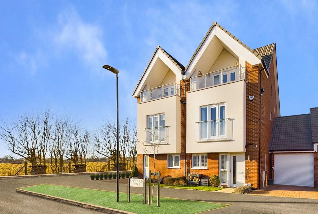 Cheverton Avenue, Princes Risborough HP27 3 bed semidetached house for