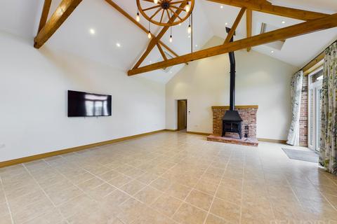 2 bedroom barn conversion to rent, King Row, Shipdham, IP25