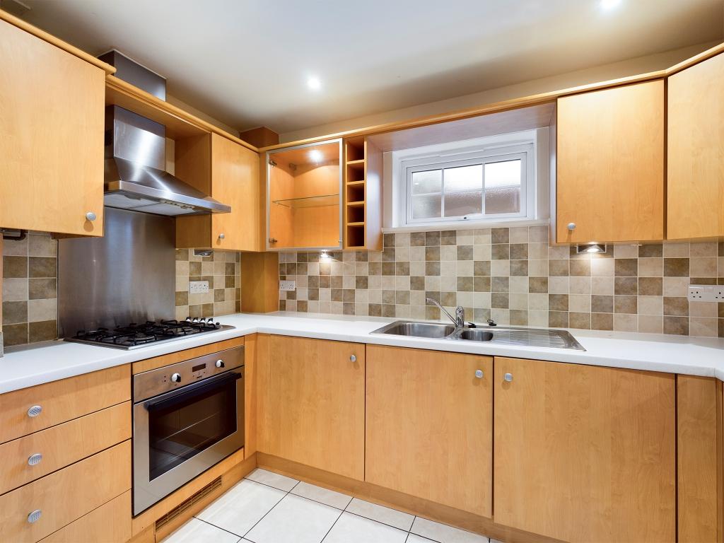 Reading Road, Chineham, Basingstoke... 2 bed flat £1,000 pcm (£231 pw)