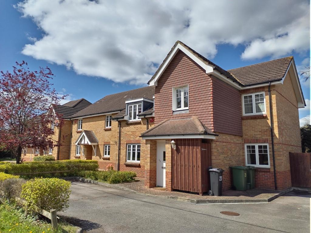 Reading Road, Chineham, Basingstoke... 2 bed flat £1,000 pcm (£231 pw)