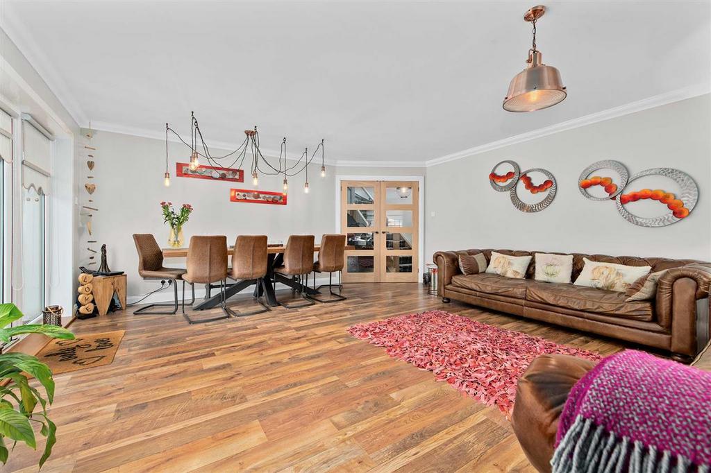 Lounge/Dining Area