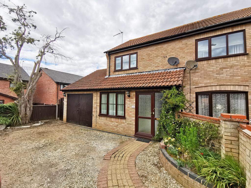 Caldecott Road, Lowestoft, NR32 2 bed semidetached house £930 pcm (£