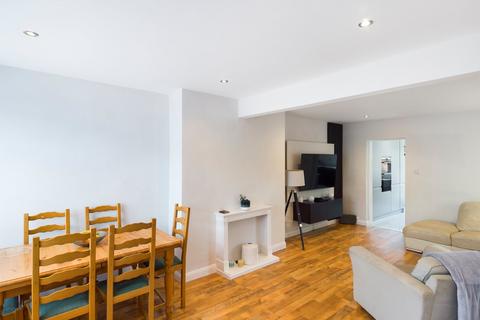 2 bedroom semi-detached house for sale - Jubilee Crescent, Addlestone, Surrey, KT15