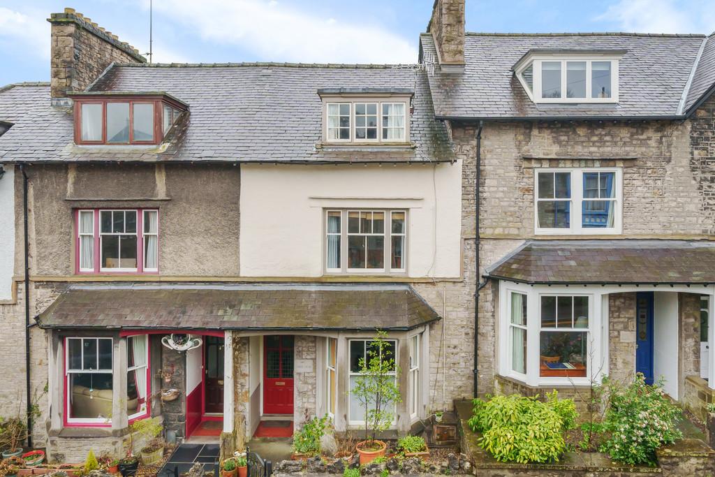 11 Gillinggate, Kendal, LA9 4JE 4 bed terraced house - £385,000