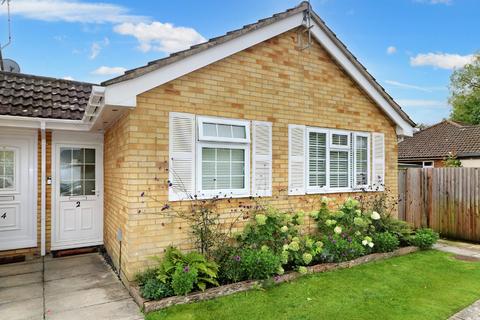 2 bedroom semi-detached bungalow for sale - Silverdale Close, Brockham