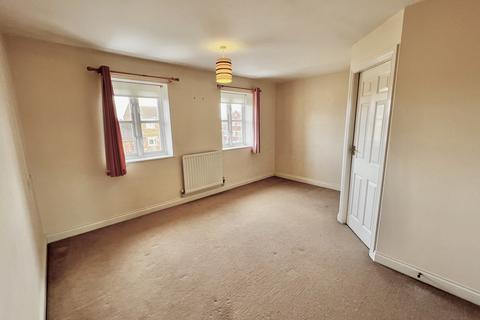 3 bedroom terraced house to rent, Cludd Avenue, Newark