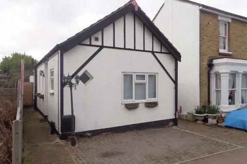 2 bedroom bungalow to rent - Southsea Avenue, Leigh-On-Sea