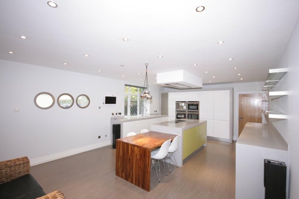 Westfield Drive, Gosforth 6 bed detached house £3,750 pcm (£865 pw)