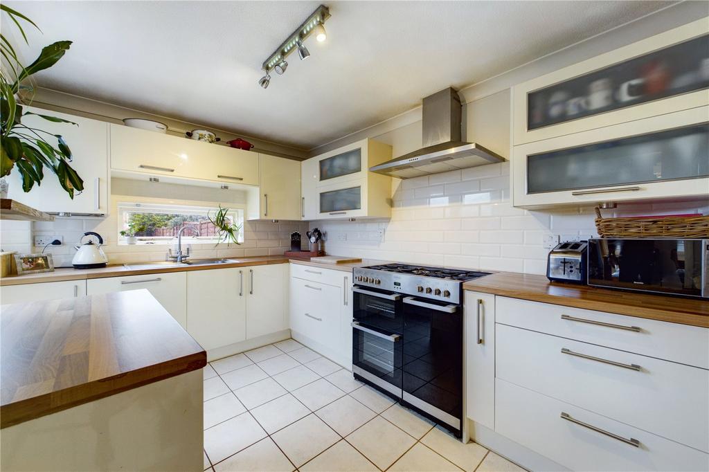 Minton Close, Tilehurst, Reading... 3 bed terraced house £365,000