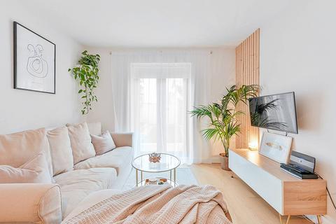 60d Heathfield Road, London, W3 8EJ