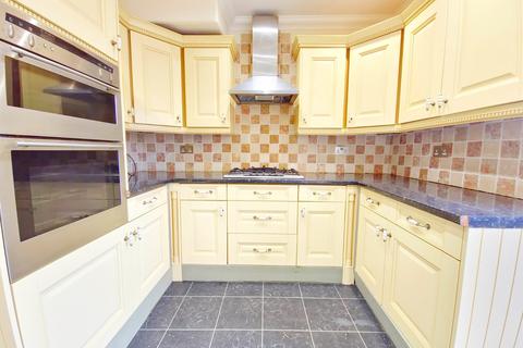 4 bedroom semi-detached house to rent - Lawns Way, Romford, RM5