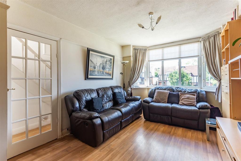 Ashfield Avenue, Bushey WD23 3 bed semidetached house £599,950