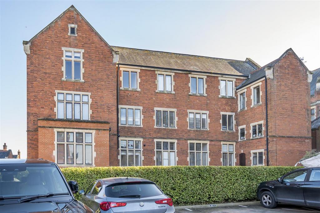 King Edward Place, Bushey WD23 2 bed flat for sale £475,000