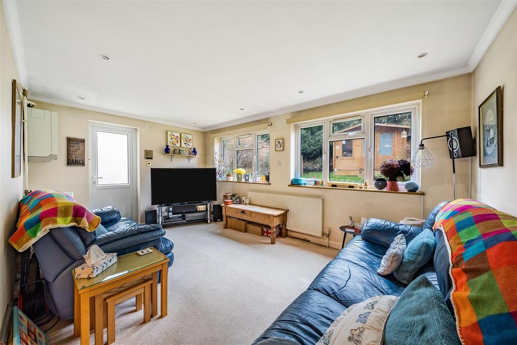Homefield Road, Bushey WD23 4 bed semidetached house £625,000