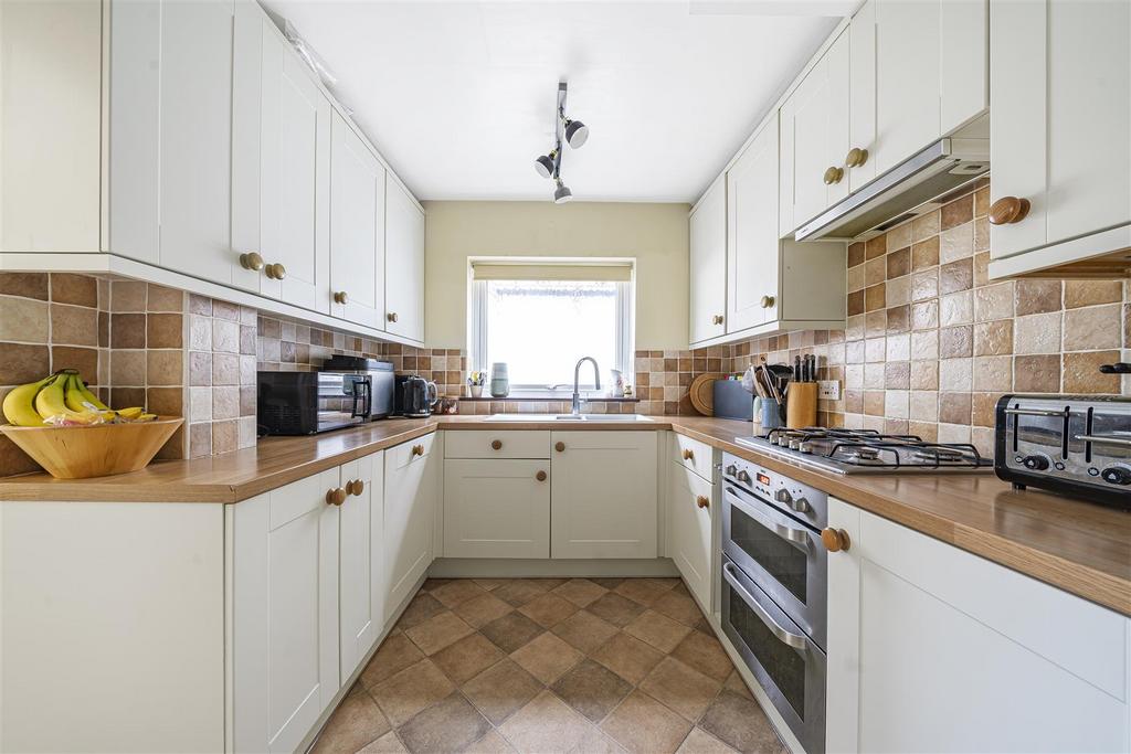 Mayflower Road, St. Albans AL2 4 bed semidetached house £675,000