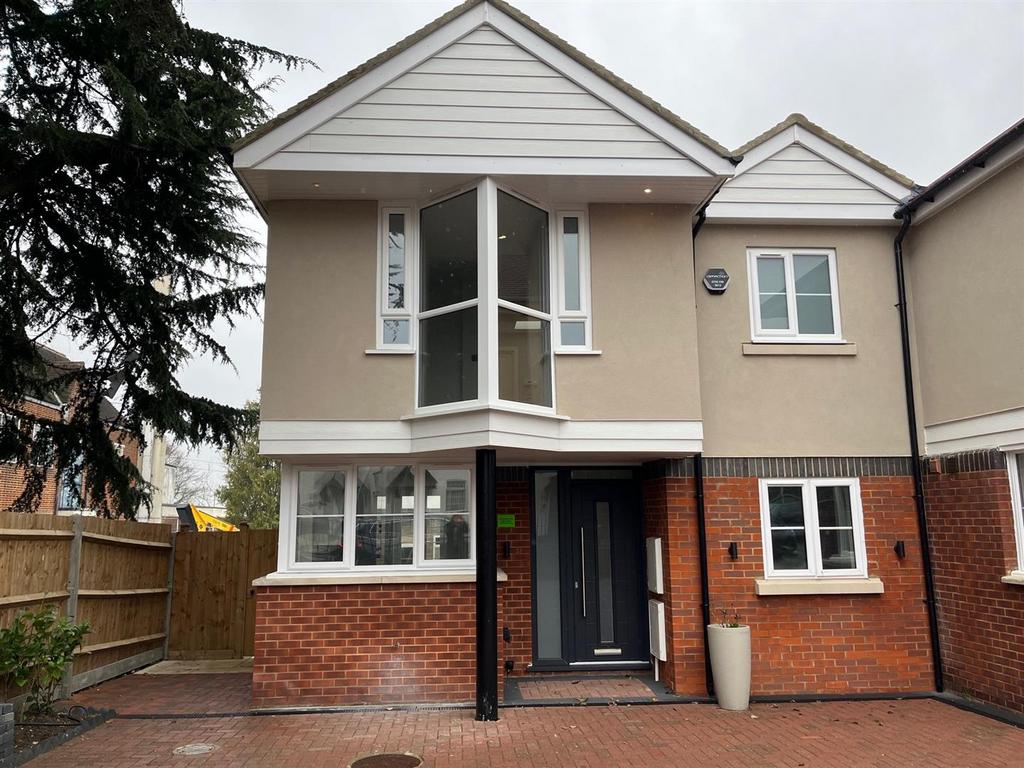 Sparrows Herne, Bushey Heath WD23 4 bed end of terrace house £699,950