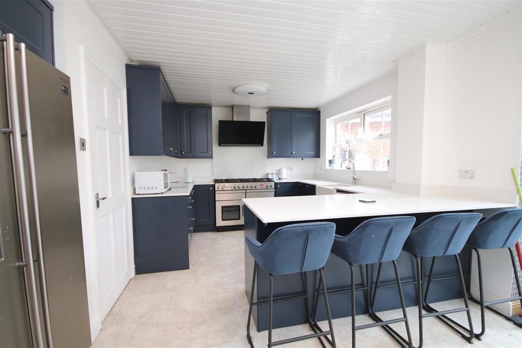 Cardigan Close, High Halstow, Rochester 5 bed detached house £600,000