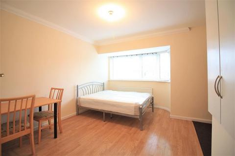 32 Longford Avenue, Feltham, TW14 9TG