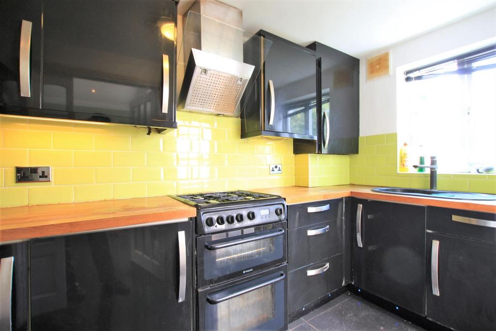 Beeston Way, Feltham TW14 3 bed end of terrace house £1,700 pcm (£392 pw)