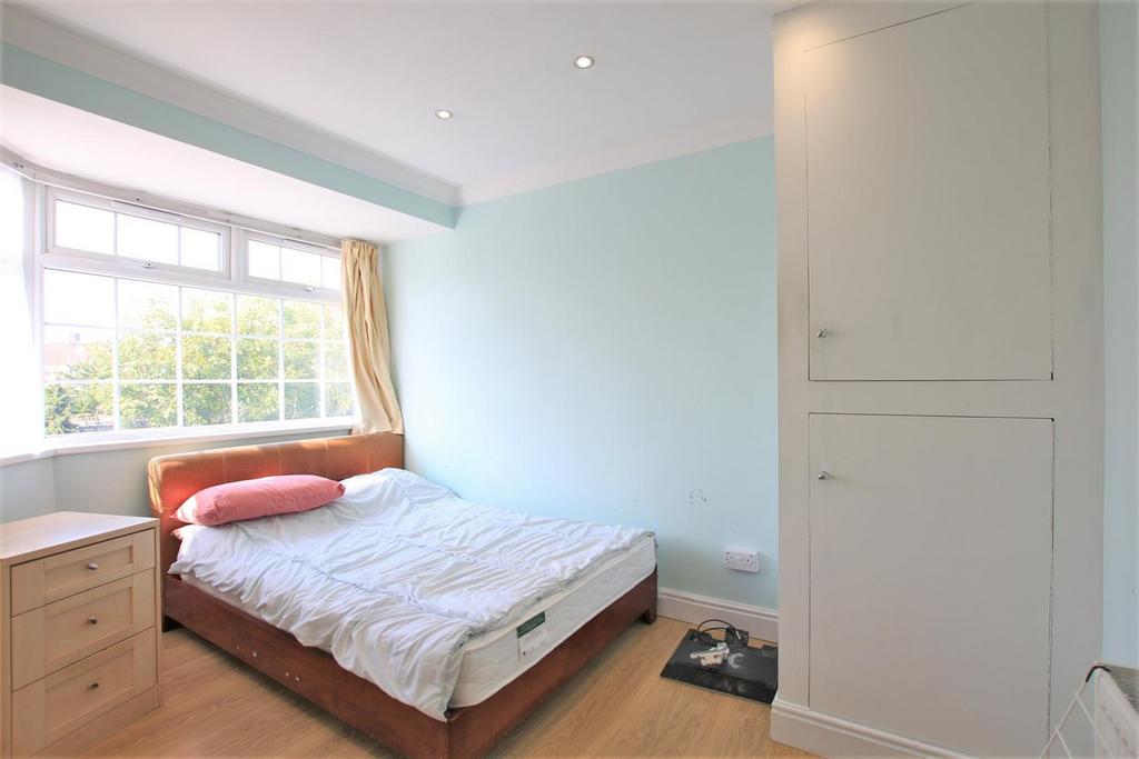 Beeston Way, Feltham TW14 3 bed end of terrace house £1,700 pcm (£392 pw)