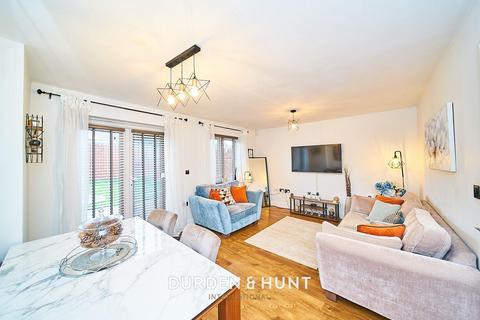 4 bedroom semi-detached house to rent - Mellowes Road, Hornchurch