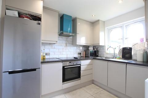 16 Stirling Grove, Hounslow, TW3 1QG