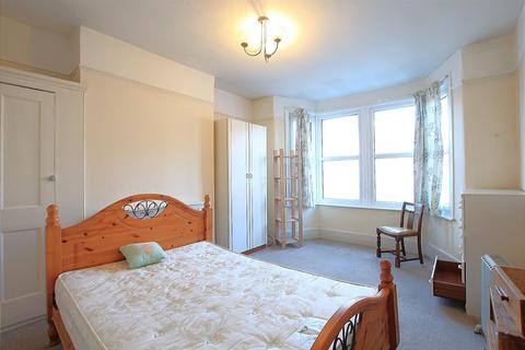 4 bedroom terraced house to rent, Avonwick Road, Hounslow TW3