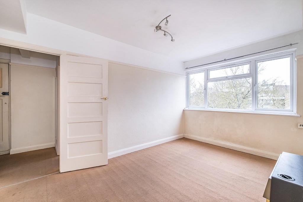 Manor Drive North, Malden Manor, New Malden 2 bed flat for sale £215,000