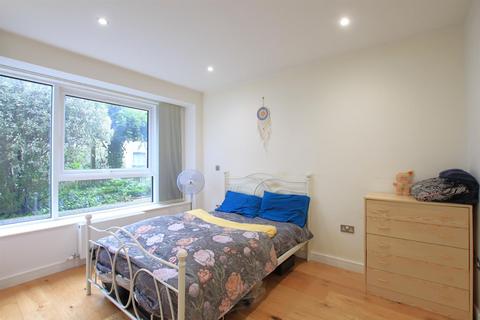 Studio to rent, Central House, Hounslow TW3