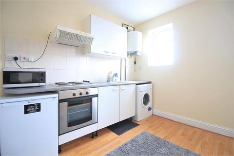 Studio to rent, Parkfield Parade, High Street TW13