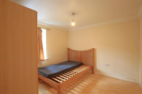 2 bedroom apartment to rent, Holly Road, Hounslow TW3