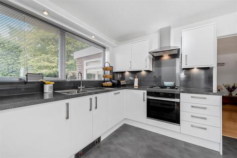 3 Cherington Way, Ascot, SL5 8TJ