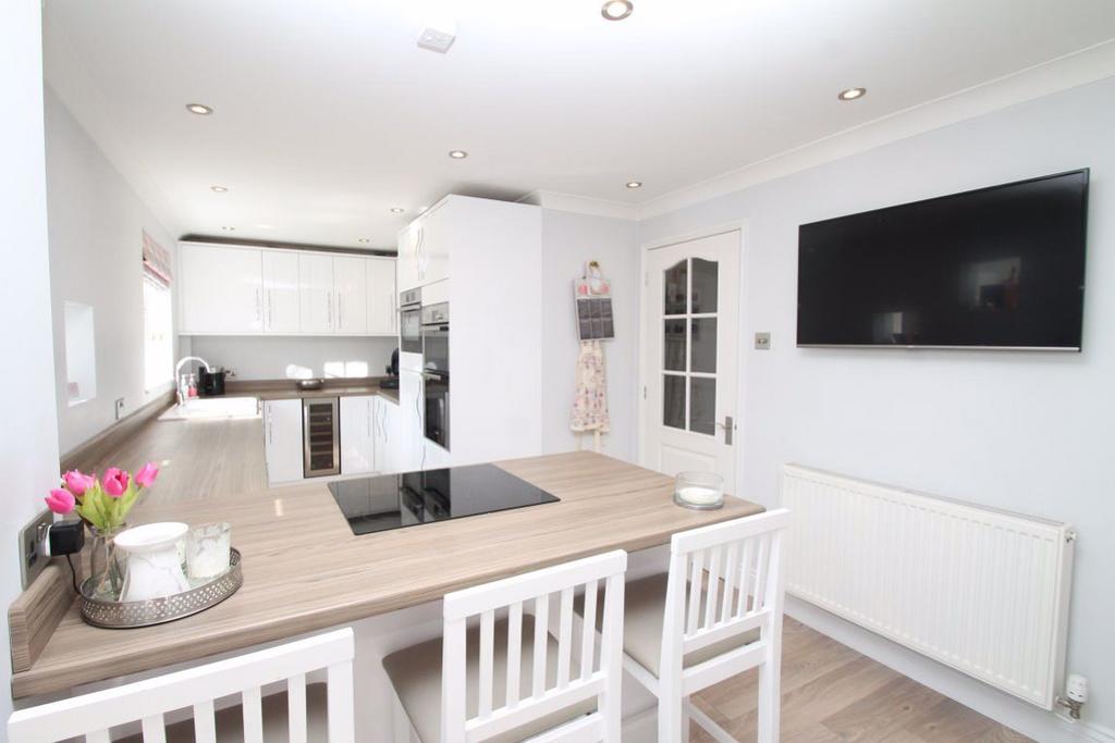 Dragonfly Way, Hawkinge 4 bed house £1,600 pcm (£369 pw)