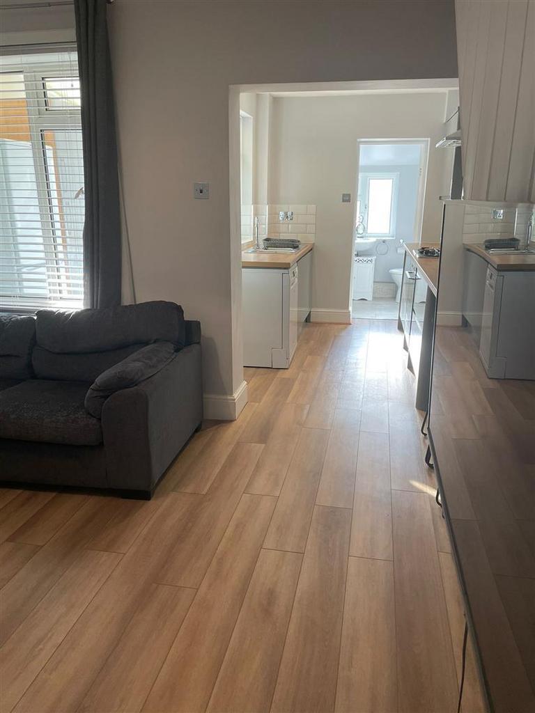 ONE ROOM IN STUDENT HOUSE Swan Road, Gloucester 1 bed private hall £