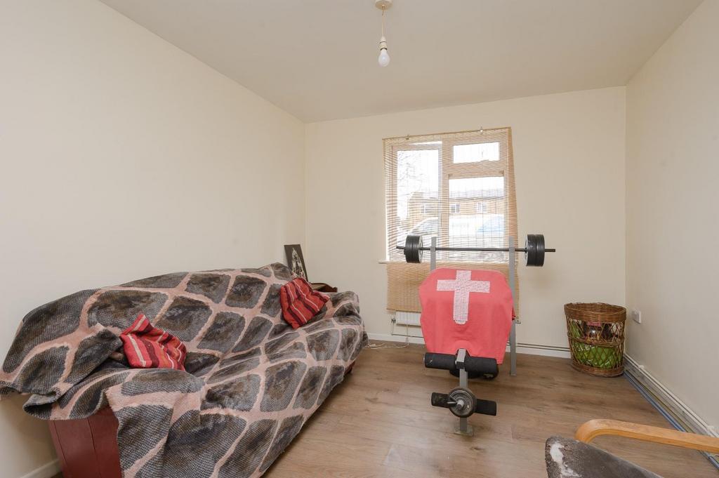 Eden Grove Road, West Byfleet KT14 1 bed flat £199,500